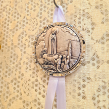 Load image into Gallery viewer, Crib Medallion