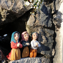 Load image into Gallery viewer, 3 Little Shepherds praying
