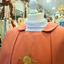 Cargar imagen en el visor de la galería, Coral Pink Chasuble
