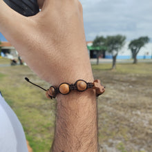 Cargar imagen en el visor de la galería, Pulsera Madera de Olivo - Docena de Cruz
