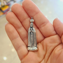 Carregar imagem no visualizador da galeria, Bolso - Coroada Nossa Senhora de Fátima [1,8&#39;&#39; | 4,5cm]

