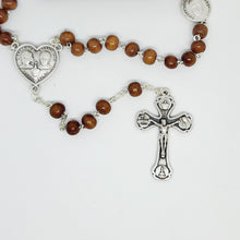 Cargar imagen en el visor de la galería, Saint Francisco and Saint Jacinta Wood Rosary
